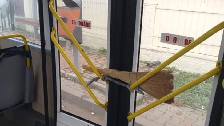 Ușa de autobuz blocată cu o mătură
